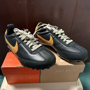 Nike Oregon Waffle Black and Gold Men's/Boys Shoes 6.0 (Women’s 7.5)